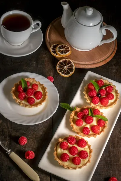 Cakes with raspberries on the table — Stock Photo, Image