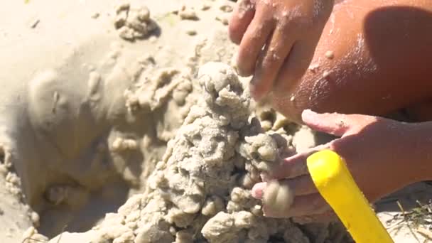 Dítě buduje hrad na pláži — Stock video