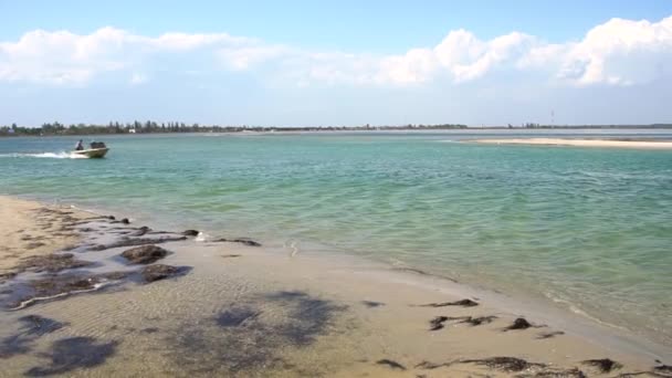 Motor båten rör på havet — Stockvideo