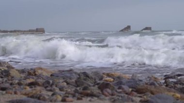 Fırtına okyanus kıyısında