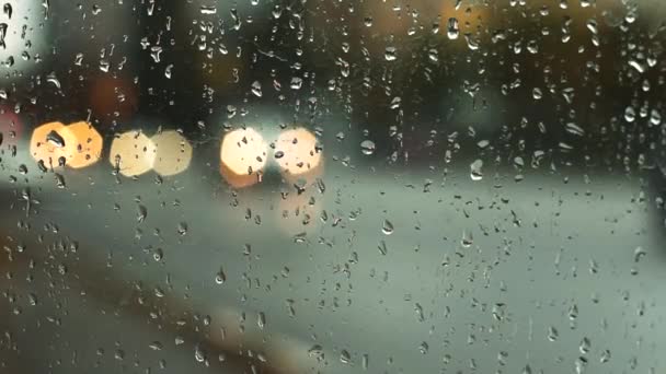 Regenwetter in der Stadt am Abend. — Stockvideo