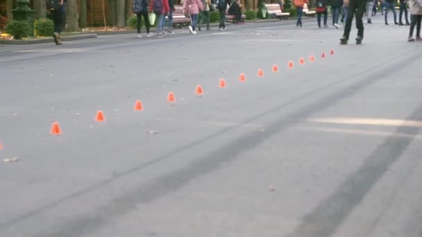 Rolschaatsen in het stadspark. — Stockvideo