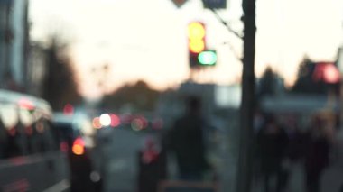 Şehir sokak akşam acele saatte. Akşam şehrin ışıkları.