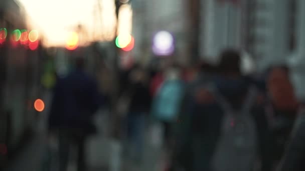 Calle de la ciudad en hora punta por la noche. Un gran número de personas en la calle de la ciudad . — Vídeo de stock