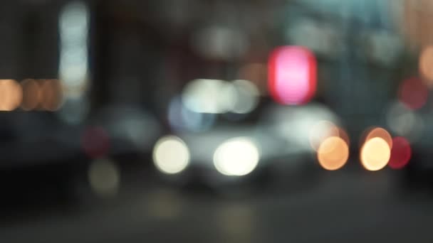 Las calles de la noche la luz de la ciudad de los faros de los coches . — Vídeo de stock