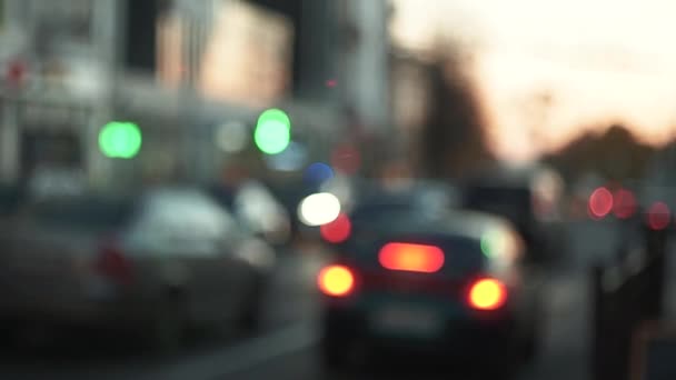 傍晚城市的街道上, 汽车的大灯发出的灯光. — 图库视频影像