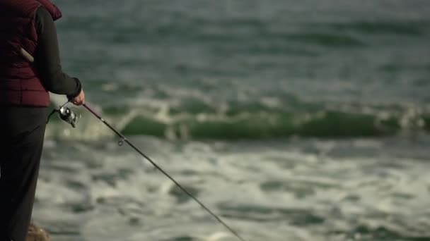 Femme de pêche en mer avec une canne à pêche . — Video