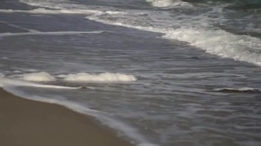 Ağır çekimde kıyı dalgalar.