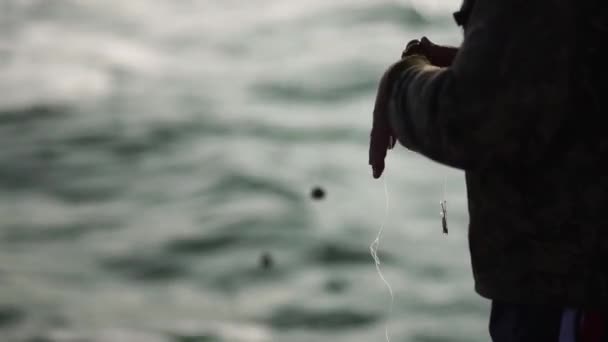 Pesca en el paseo marítimo de la ciudad. Pesca marítima . — Vídeo de stock