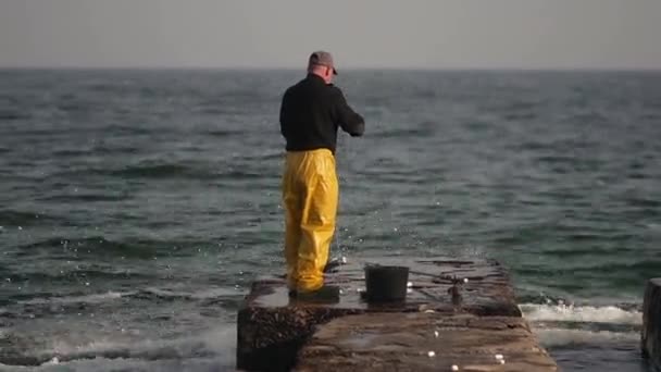 Рыбалка на морском волнорезе. Рыбалка . — стоковое видео