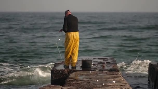 Angeln auf dem Meereswellenbrecher. Meeresfischerei. — Stockvideo