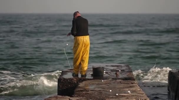 Pesca en el rompeolas. Pesca marítima . — Vídeo de stock