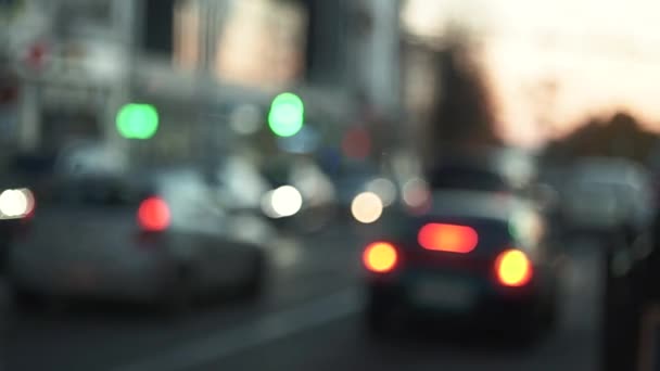 Las calles de la noche la luz de la ciudad de los faros de los coches . — Vídeo de stock