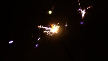 Bengal ateşi koyu arka plan yakın çekim.