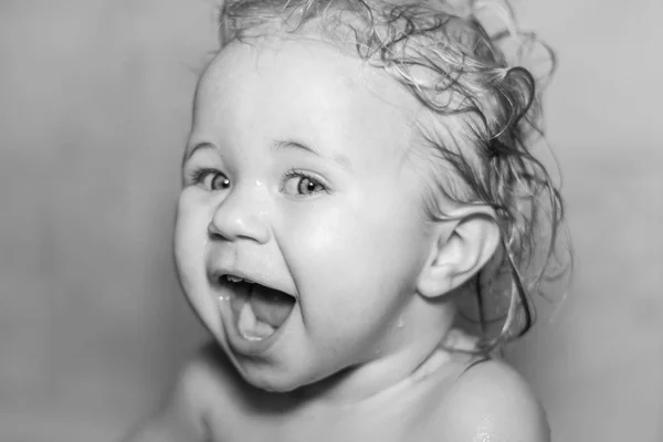 Малыш смеется в ванной. . — стоковое фото