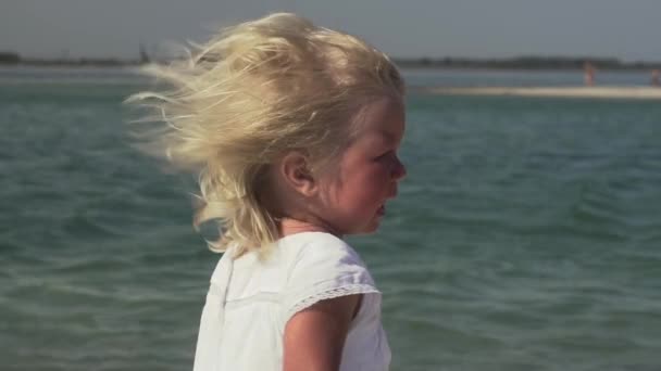 Piangere ragazzina in riva al mare. Bambina con le lacrime agli occhi . — Video Stock