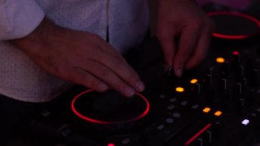 Müzik konsol bir gece kulübünde DJ denetler.