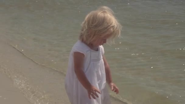 Klein meisje in zonnebril op de kust. — Stockvideo