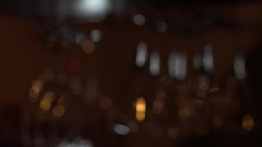 Çeşitli cam kadehler çanak raf tezgahın üstüne asmak.