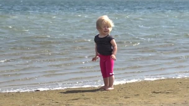 Extatisch kind door het meer. Meisje op de natuur. Eenheid met de natuur. — Stockvideo