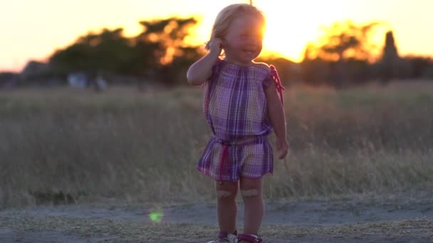 うれしそうな子。喜んでいる子は、自然を楽しんでいます。子供の感情. — ストック動画