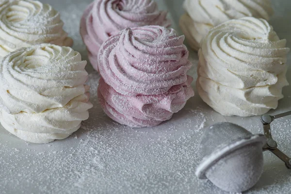 Marshmallow cosparso di zucchero a velo. Dolci dolci . — Foto Stock