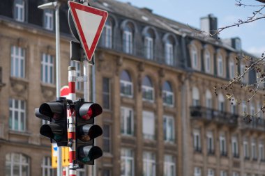 Trafik ışıklarını yasakla. Yol işareti yol vermek.
