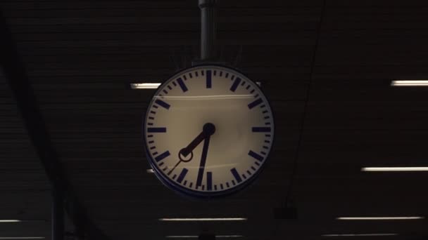 Reloj redondo en el vestíbulo de la estación de tren . — Vídeos de Stock