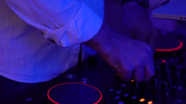 Ο DJ δουλεύει σε πάρτι. Φεστιβάλ ηλεκτρονικής μουσικής. — Αρχείο Βίντεο