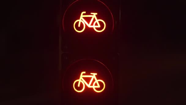 Wegsemafoor, waarschuwing voor de verplaatsing van fietsen. — Stockvideo