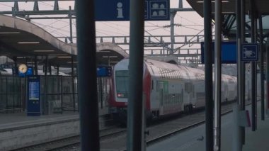 Tren istasyonu terk ediyor. Tren istasyondan ayrılıyor..