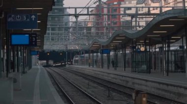 Akşam şehir istasyonu platformu