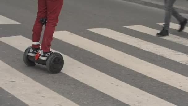 那家伙在人行道上骑车，站在气垫板上。走在悬停板上. — 图库视频影像