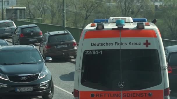 Ambulans bilar. Tyskland, Trier, 1 april, 2019. — Stockvideo
