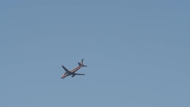 Das Flugzeug fliegt tief über die Stadt. das Flugzeug fliegt in den Himmel. — Stockvideo