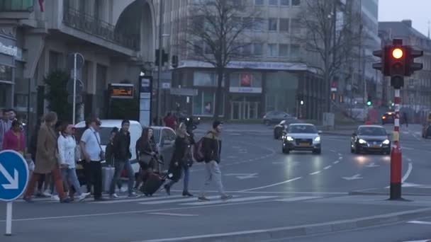 Luxemburg 31 maart 2019. Overstekende voetgangers met wandelende mensen. — Stockvideo