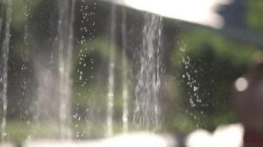 Bir duş şeklinde çocuklar için Çeşme.