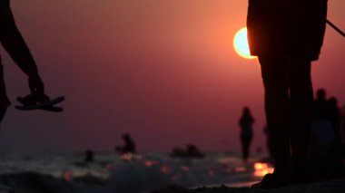 Sahil boyunca akşam yürüyüşü. Gün batımında deniz Plajı.