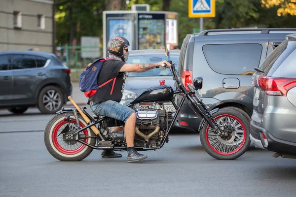 Ucrânia. A cidade de Kharkov. 10 de setembro de 2019. Motociclista em uma motocicleta no centro da cidade . — Fotografia de Stock