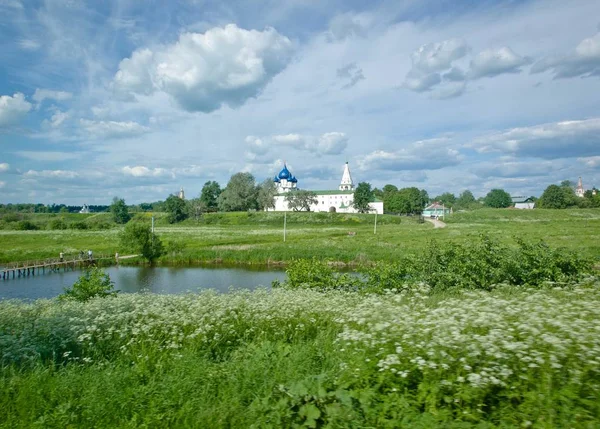 Strada Vicino Fiume Villaggio All Orizzonte Suzdal Russia — Foto Stock