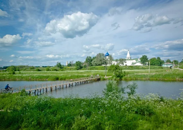 Estrada Perto Rio Aldeia Horizonte Suzdal Rússia — Fotografia de Stock