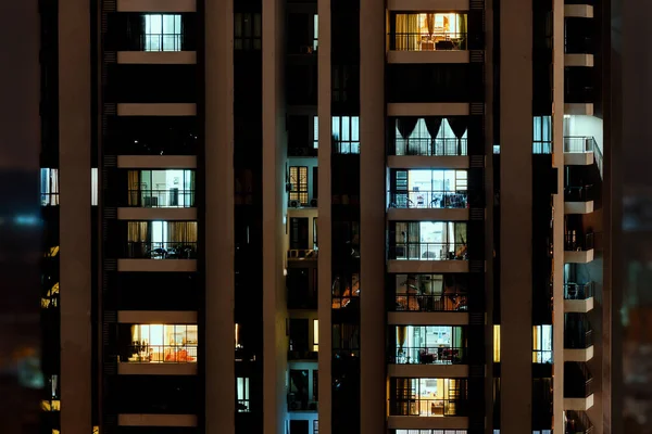 Cena Noturna Cidade Grande Visão Frontal Edifício Alto Com Janelas — Fotografia de Stock