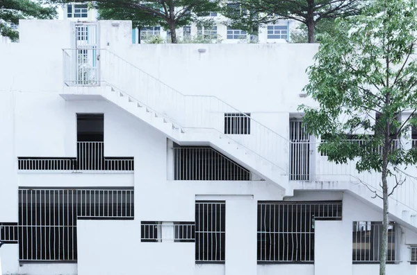 Abstrakte Fassade Umgeben Von Bäumen Architektonischer Hintergrund Gitterfenster Verschiedenen Formen — Stockfoto