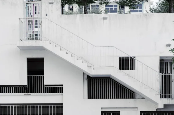 外部建筑背景 不同形状和大小的格栅窗口在白色混凝土墙壁 一个外部楼梯在大厦 被盖的停车场 马来西亚 塞贝维 — 图库照片