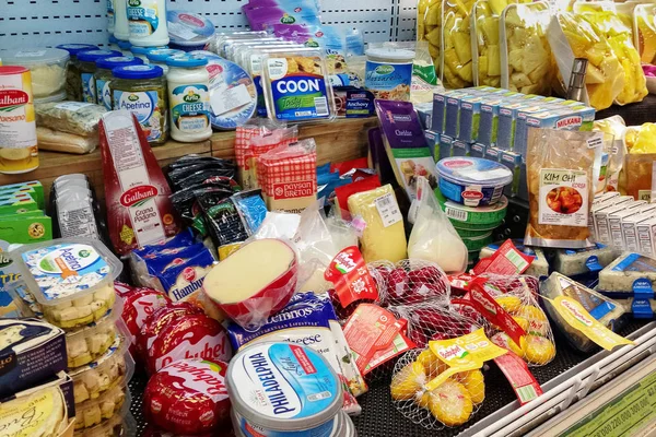 Bali, Jimbaran, 2018-04-28: Raf bakkal büyük seçim çeşitli lezzetleri peynirlerinden farklı paketler, şekil, türleri ve üreticileri ile. Kavram gıdaların düzgün, gastronomik lezzetler, gıda aşırılıklar..