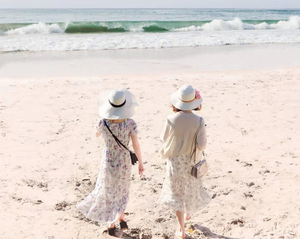 Vue Arrière Deux Jeunes Femmes Robes Longues Chapeaux Marchant Long Photos De Stock Libres De Droits