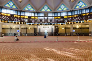 National Mosque (Mescid Negara), Kuala Lumpur, Malezya salonda namaz genel bakış. Mimari çözümler - doğal havalandırma ile iç işlevselliğini.