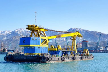 Batum, Geotgia, 2017-11-26: Bağlantı noktası Yüzer Vinç mavna, pantone yükleyici.