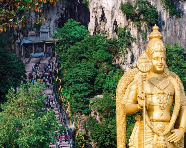 Batu mağaraları, Malezya - girişi, erdal heykel, bulanık insanlar adımlarla genel bakış.