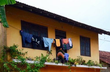 Sri Lanka sokak, yıkanmış kıyafetler ev dışındaki bir ip üzerinde kurutulur. 